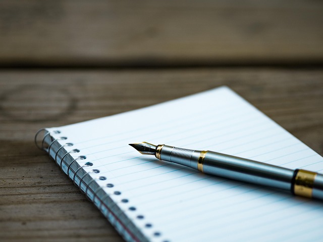 escritorio organizado con portátil cuaderno y calendario de planificación diaria