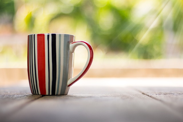 escritorio ordenado con cuaderno abierto bolígrafo y taza de café